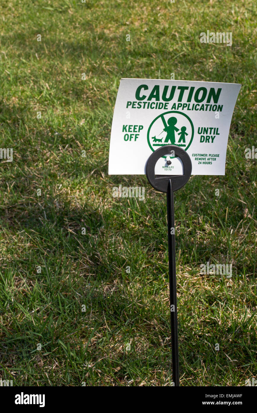 Detroit, Michigan - warnt ein Schild, dass Pestizide auf einer Wiese angewendet wurde. Stockfoto