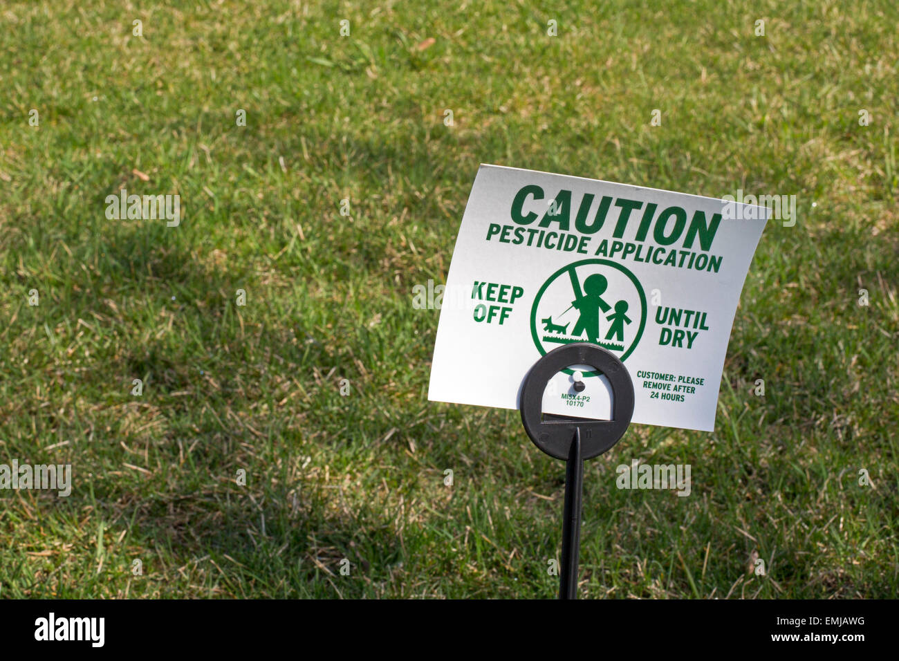 Detroit, Michigan - warnt ein Schild, dass Pestizide auf einer Wiese angewendet wurde. Stockfoto