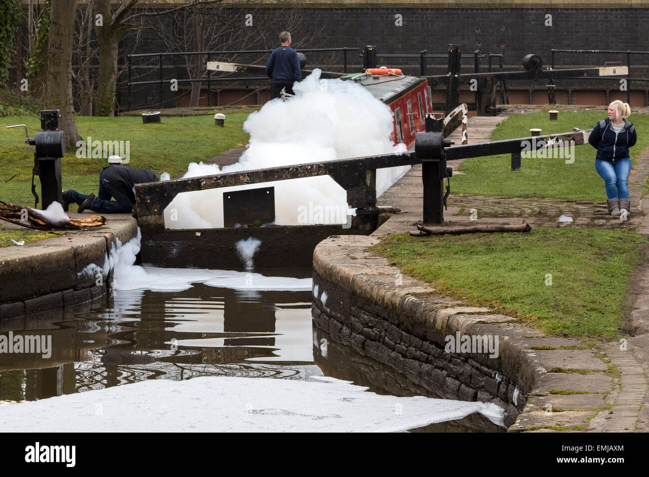 Manchester Ashton Kanal - erscheint eine Wand aus Schaum auf dem Kanal nach einem Brand in einem nahe gelegenen Chemiewerk Stockfoto