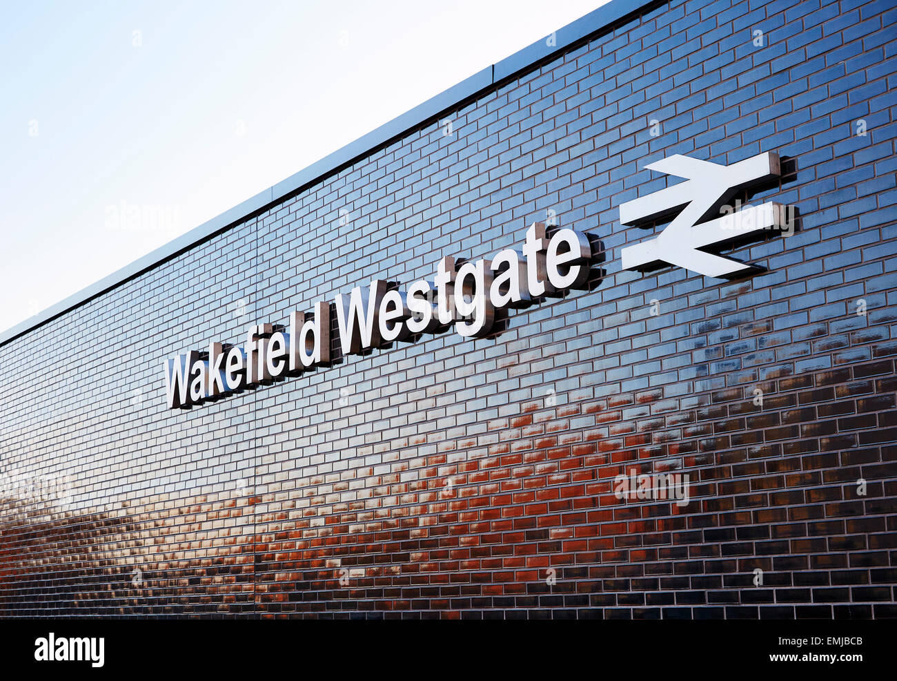 Großes Schild an der Außenwand Wakefield Westgate Bahnhof. Kopieren Sie Platz für Text Stockfoto