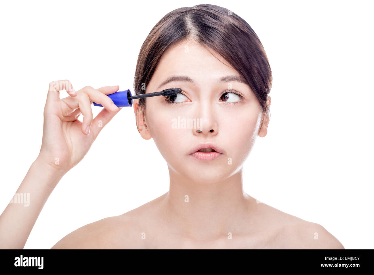 Chinesin, die Wimpern Mascara aufsetzen Stockfoto