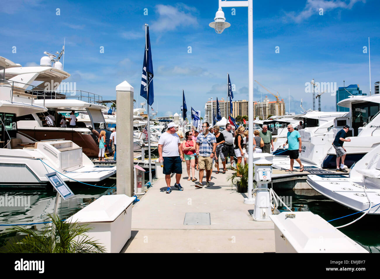Menschen, die genießen eines Tagesausflug in die Suncoast Boat Show im downtown Waterfront Marina Jack in Sarasota Florida Stockfoto