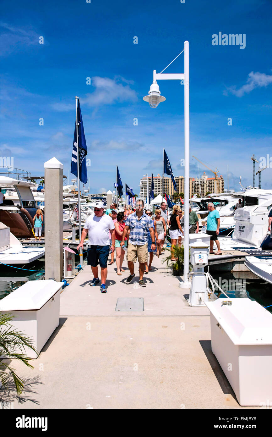Menschen, die genießen eines Tagesausflug in die Suncoast Boat Show im downtown Waterfront Marina Jack in Sarasota Florida Stockfoto