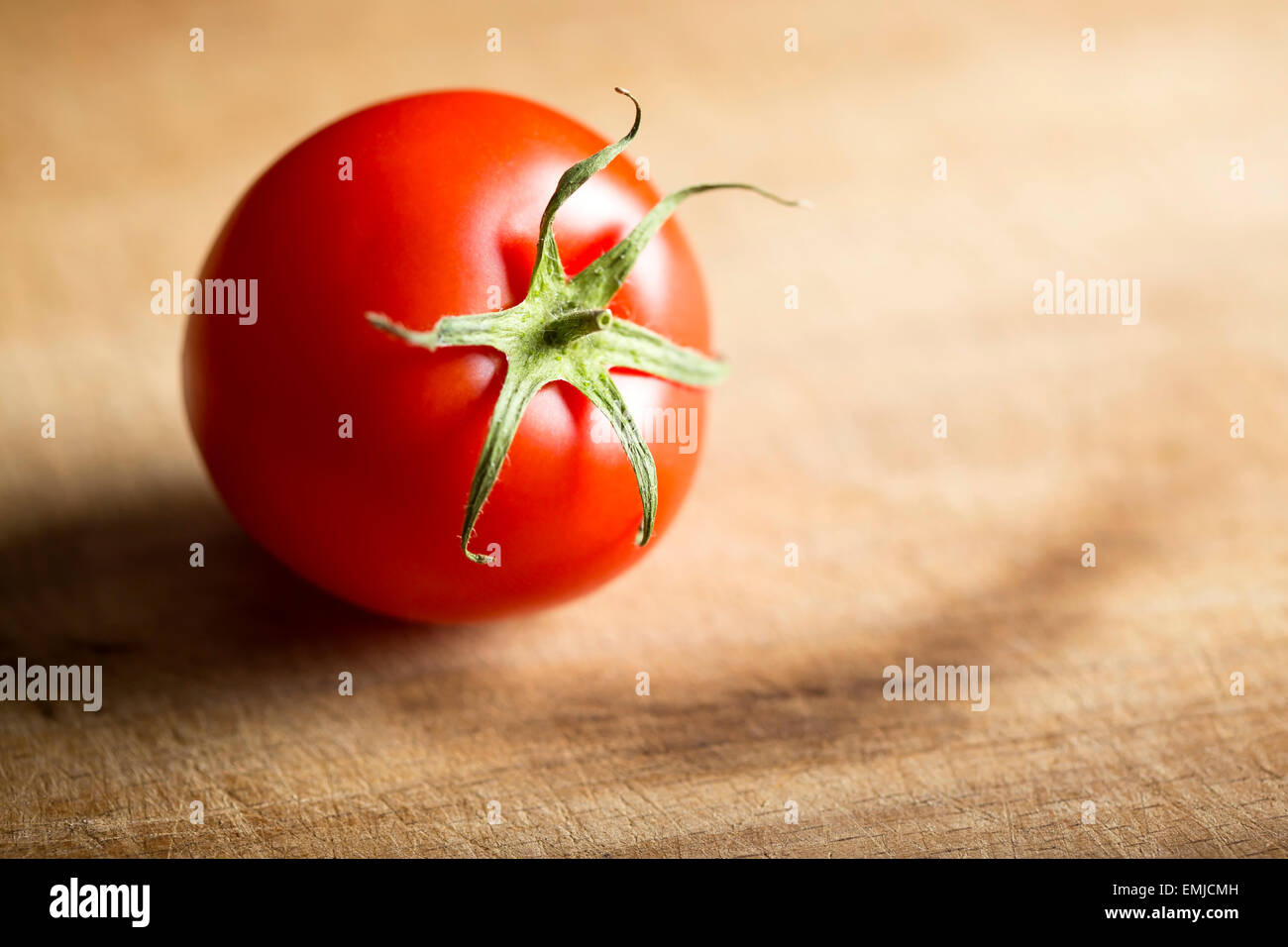 Eine reife Tomate auf Holztisch, selektiven Fokus Stockfoto