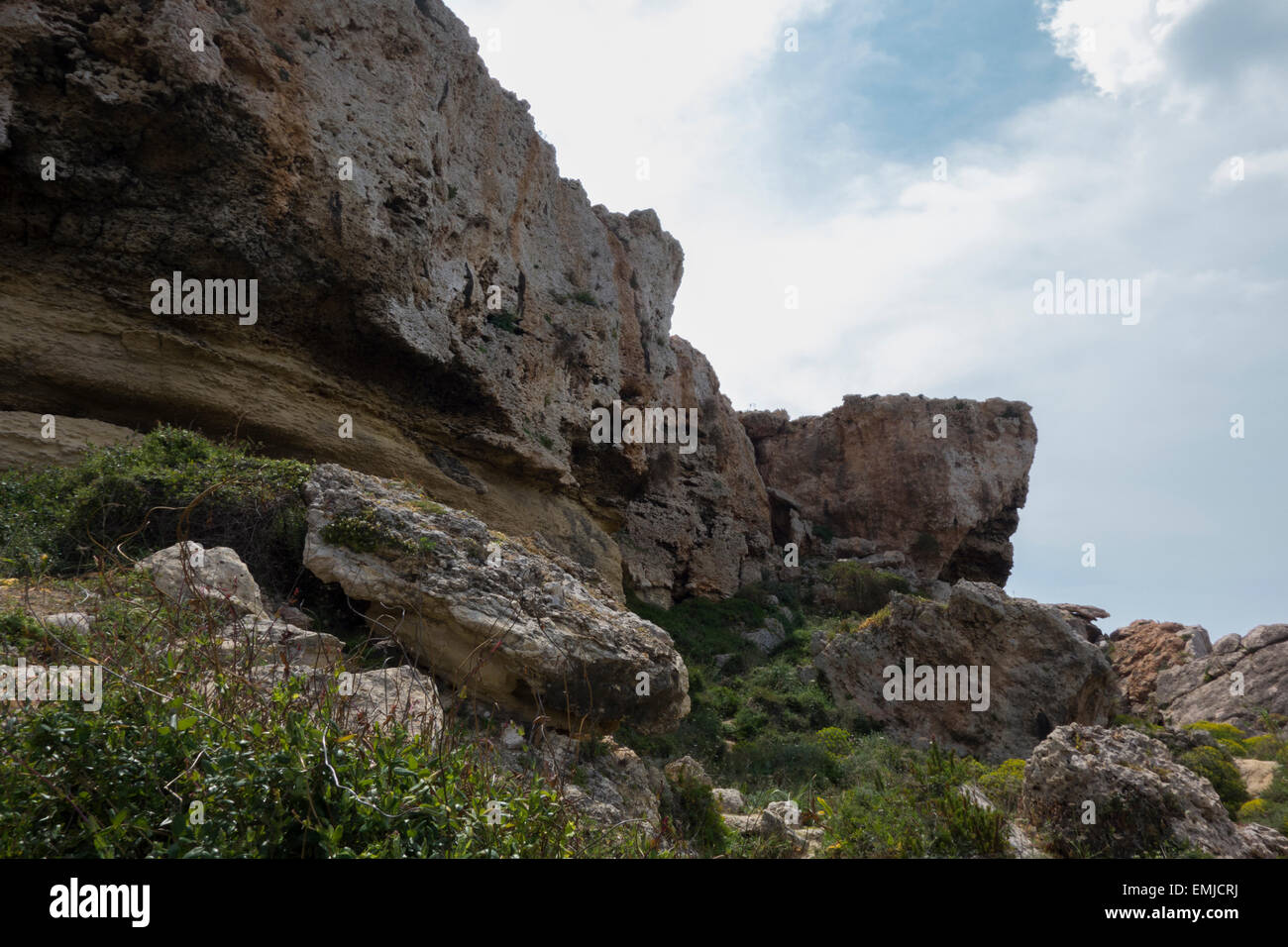 Felsige Küsten, Küste von Malta, eine Insel mitten im Mittelmeer. Stockfoto