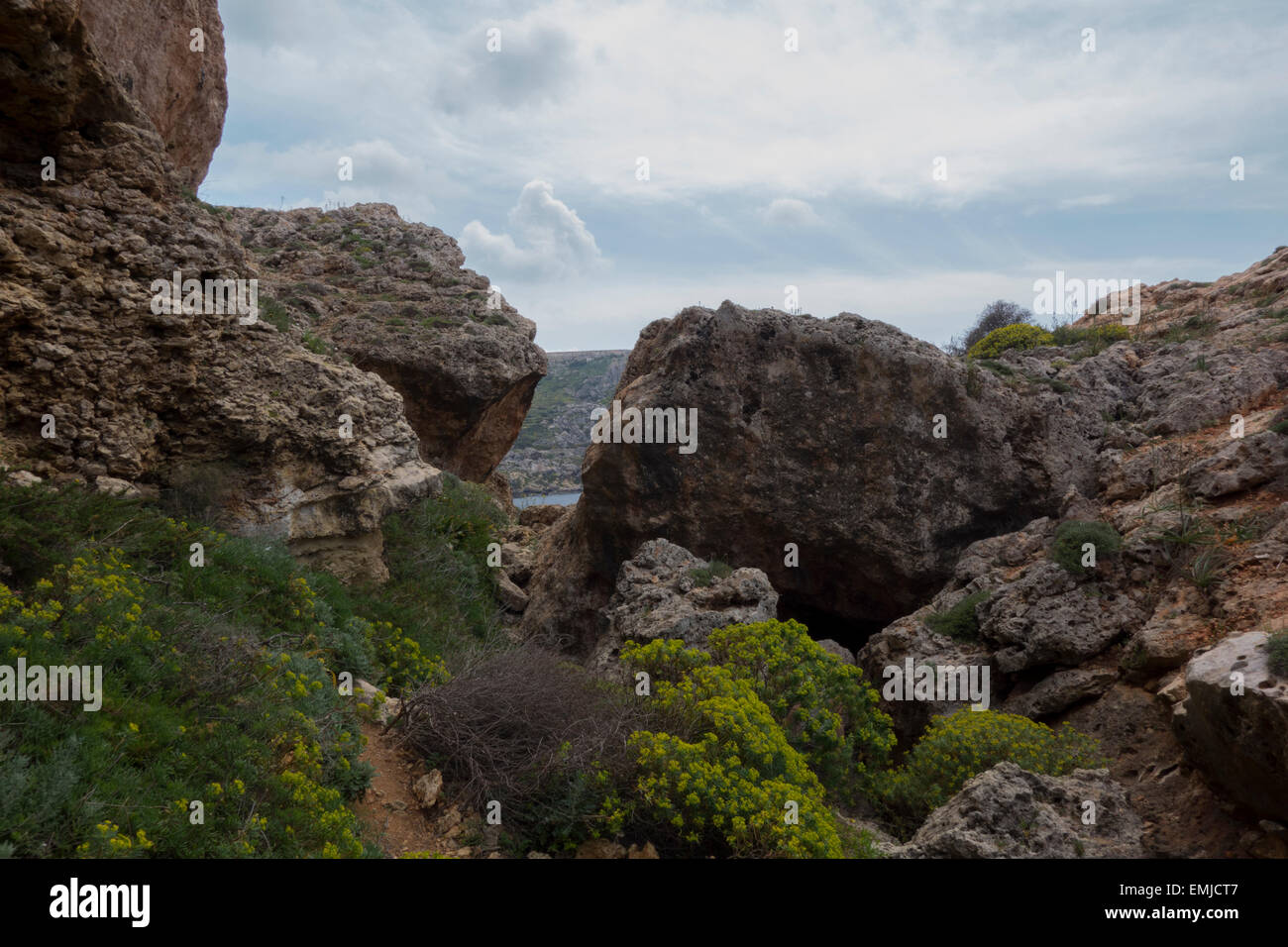 Felsige Küsten, Küste von Malta, eine Insel mitten im Mittelmeer. Stockfoto