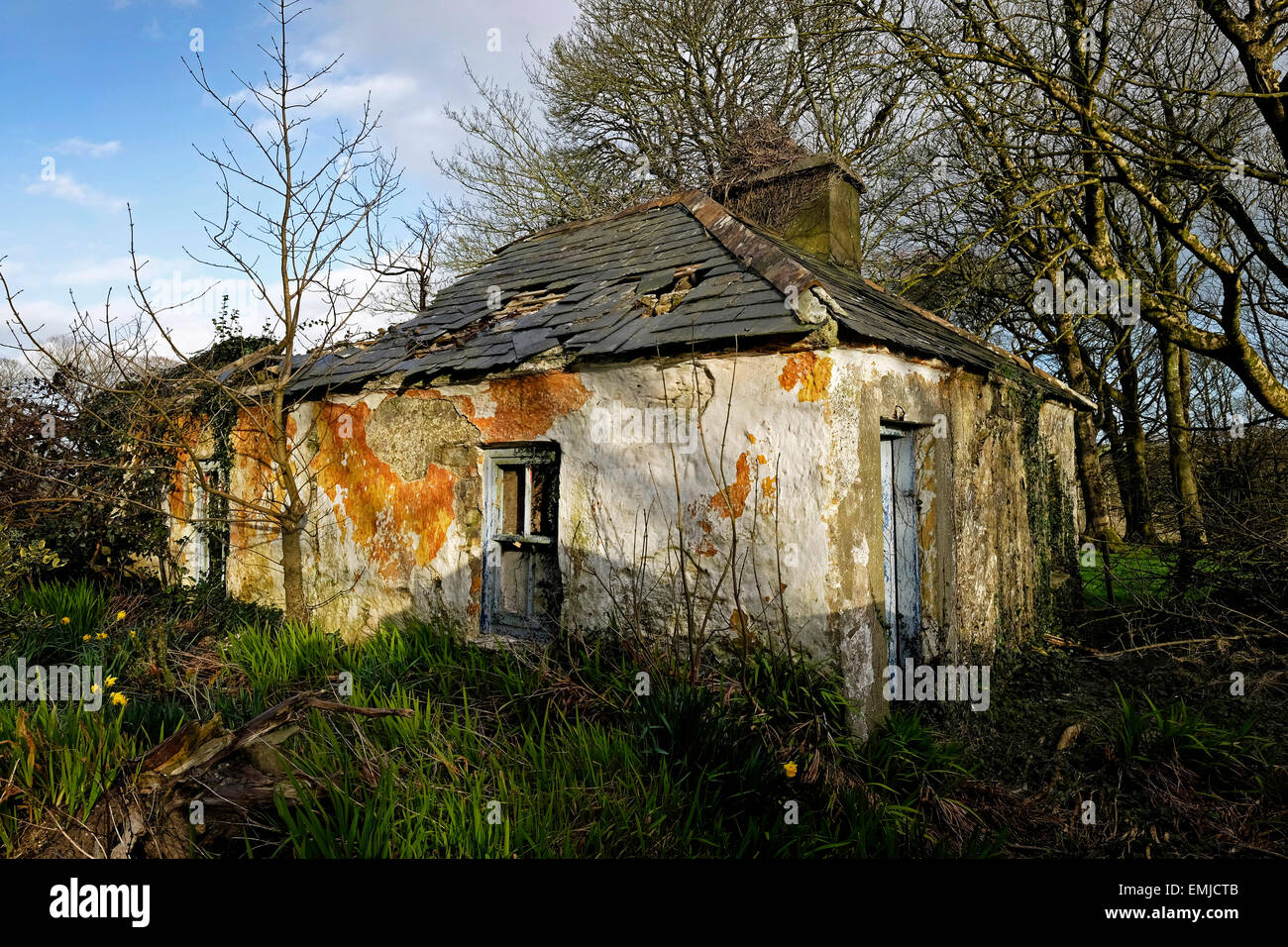 Außenansicht des eine schäbige alte verlassene Tor Lodge Haus in der Nähe von Clonakilty in West Cork Irland Stockfoto
