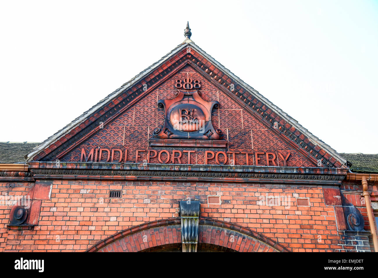 Kunstvolle Mauerwerk über dem Eingang zum Burleigh Middleport Keramikfabrik Stoke Staffordshire England UK Stockfoto