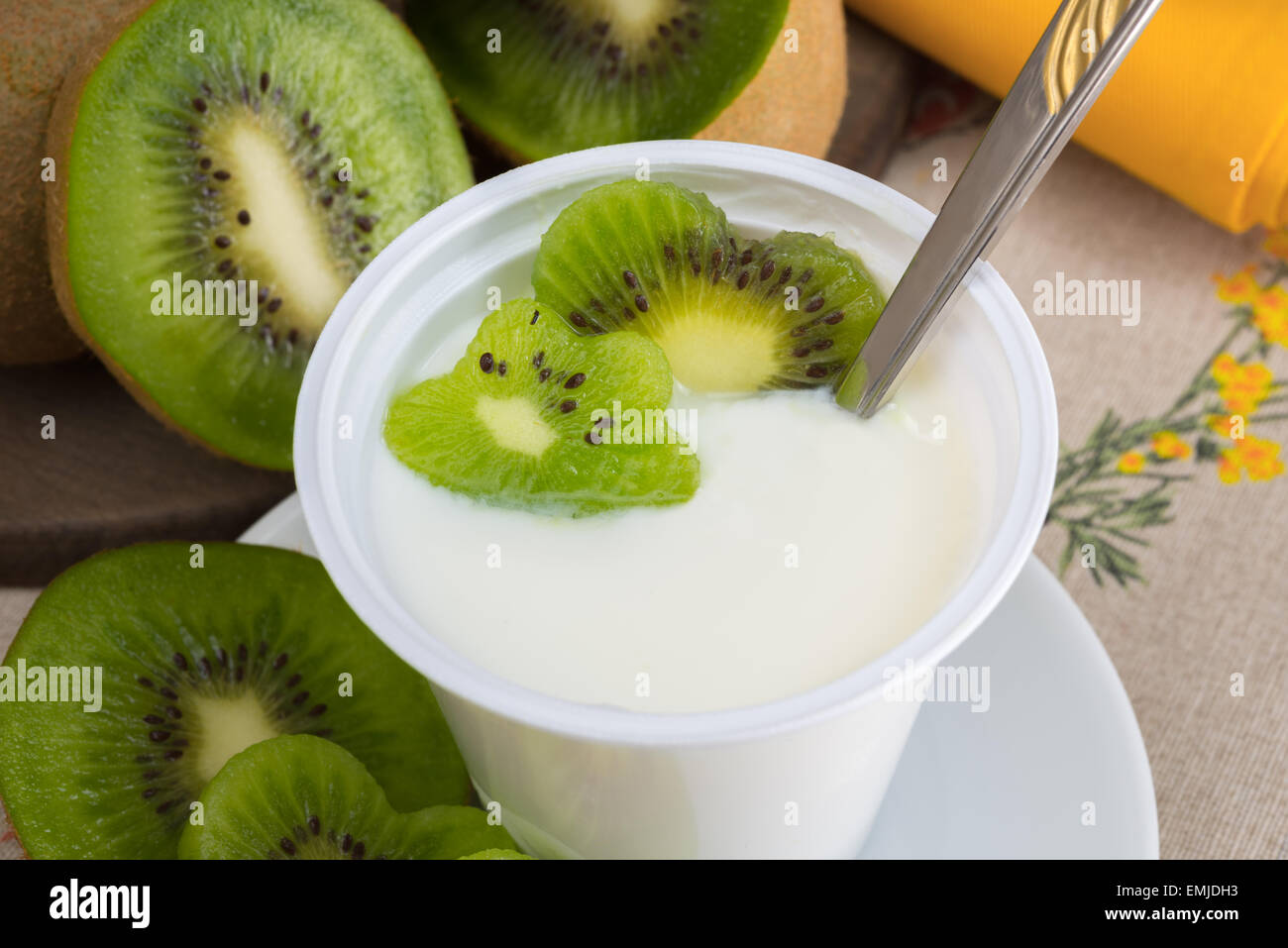 fettarmer Joghurt cremig Kiwi Geschmack Stockfoto