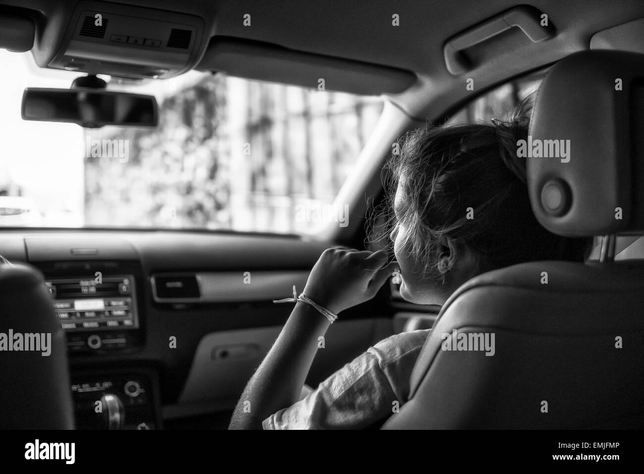 Mädchen auf dem Auto BW Stockfoto