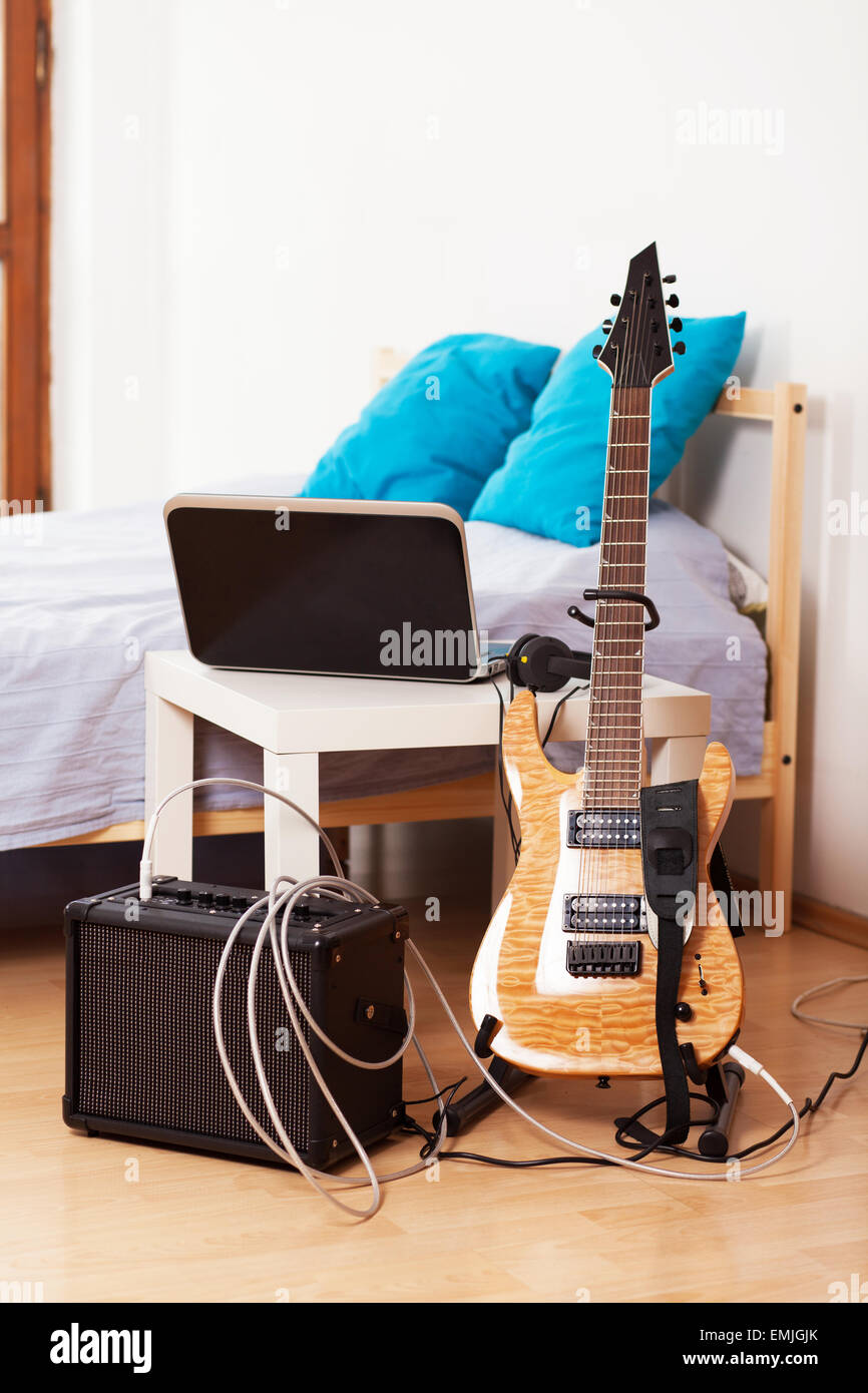 Gitarre mit einem Verstärker zu Hause Stockfoto