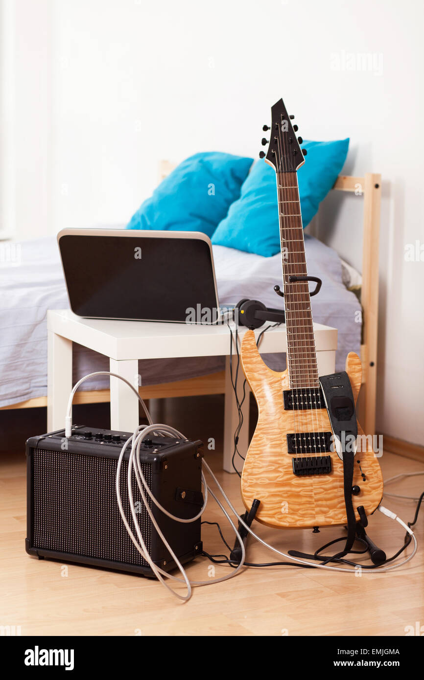 Gitarre mit einem Verstärker zu Hause Stockfoto