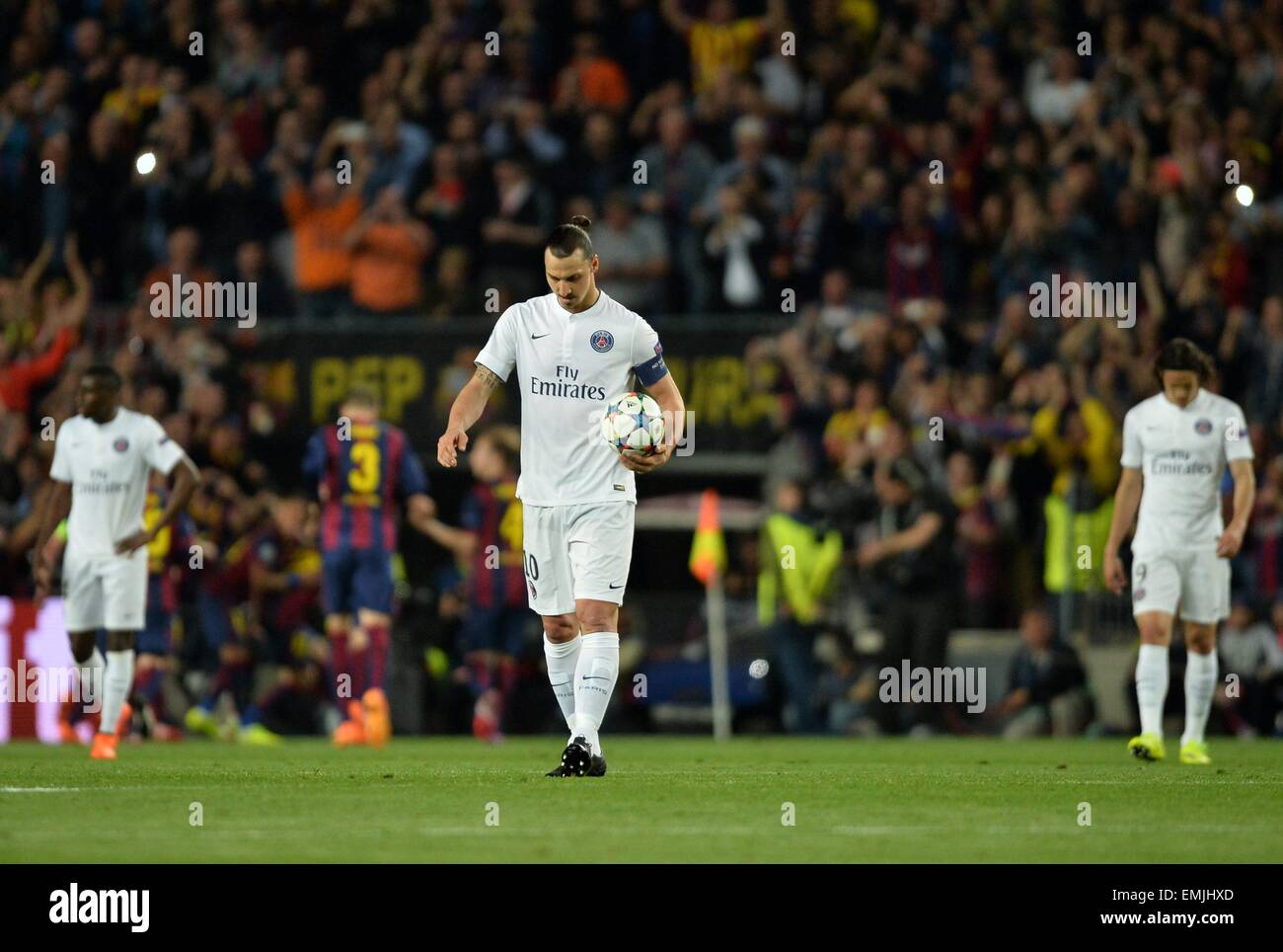 Camp Nou, Barcelona, Spanien. 21. April 2015. UEFA Champions League-Viertelfinale, zum anderen Bein. Barcelona und Paris Saint-Germain. Zlatan Ibrahimovic (Psg) sieht Dejeted, wie sie ein zweites Ziel Credit gehen: Action Plus Sport/Alamy Live News Stockfoto