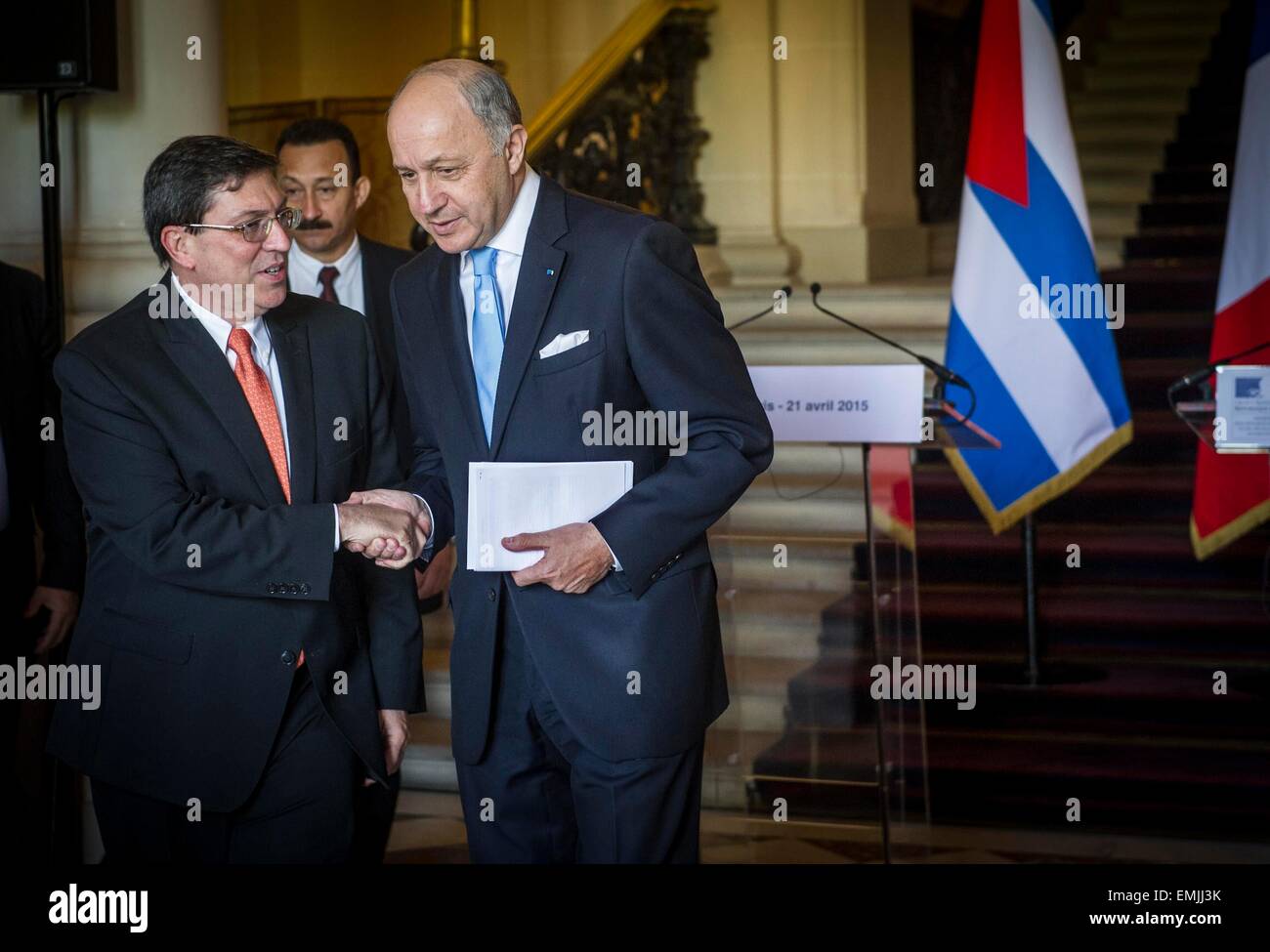 Paris, Frankreich. 21. April 2015. Der französische Außenminister Laurent Fabius(R) schüttelt Hände mit kubanischen Außenminister Bruno Rodríguez Parrilla während einer Pressekonferenz in Paris, Frankreich, am 21. April 2015. Kubanische Außenminister Bruno Rodríguez Parrilla traf sich mit hohen Beamten der Frankreich auf der ersten Etappe seiner Europa-Tournee nach der Verbesserung der Beziehungen zwischen den Vereinigten Staaten und Kuba Anfang dieses Monats. © Chen Xiaowei/Xinhua/Alamy Live-Nachrichten Stockfoto