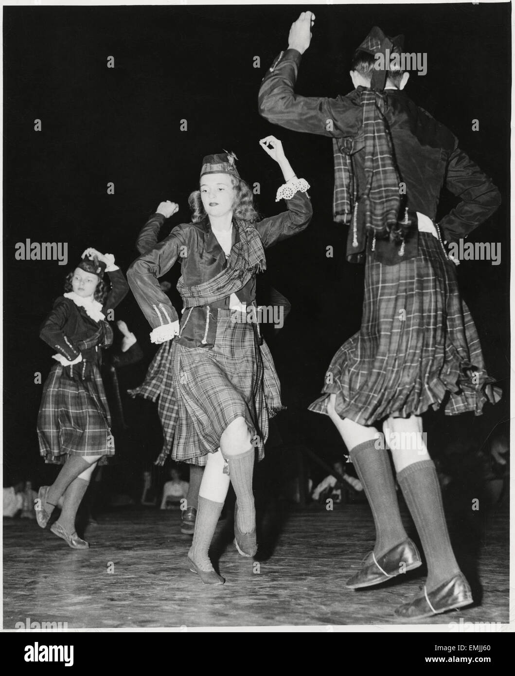 Schülerinnen und Schüler aus Fayetteville, NC, Durchführung von Highland Fling bei Carolina Folk Festival, North Carolina, USA, 1955 Stockfoto