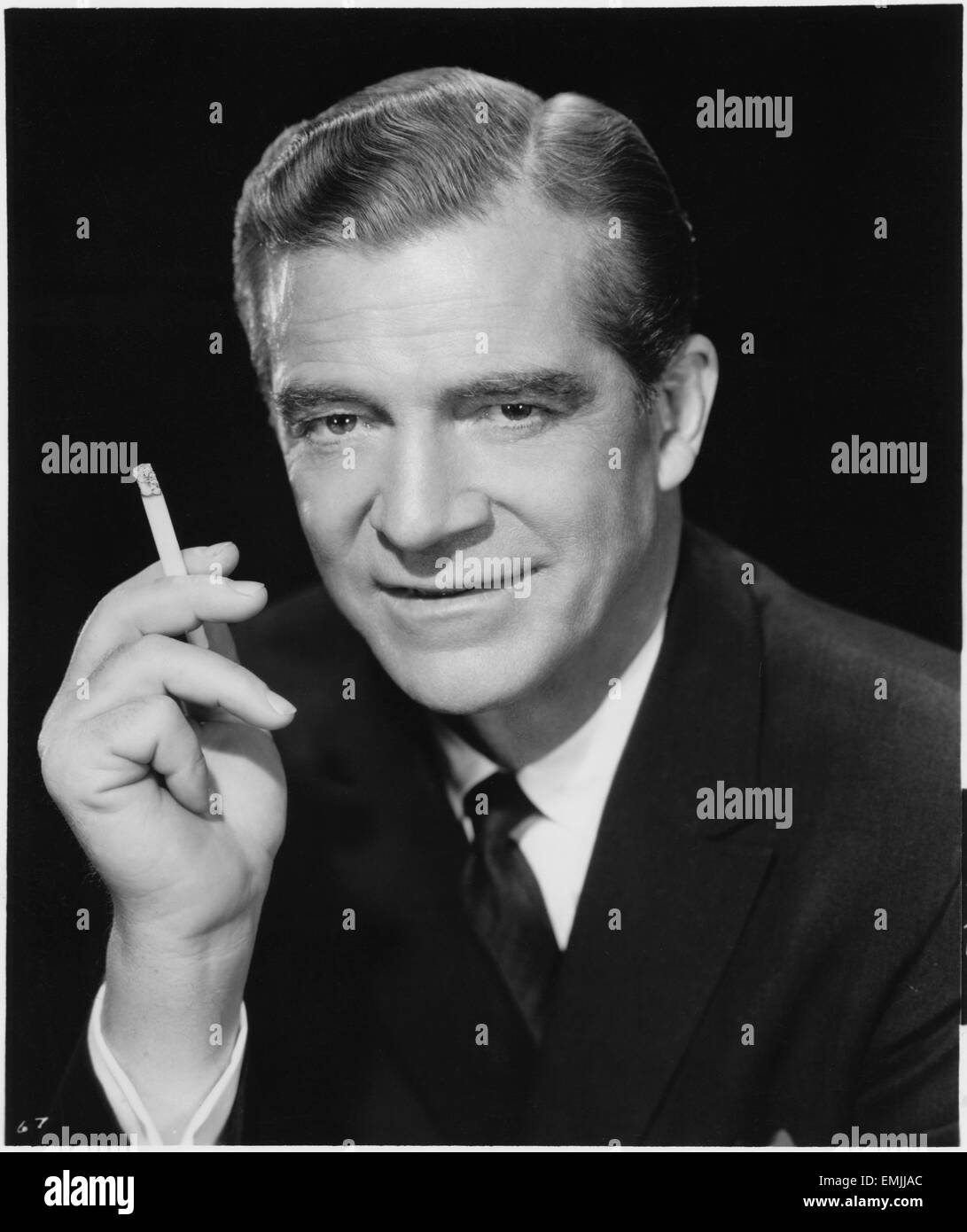 Dana Andrews, Werbung Portrait mit Zigarette, ca. 1960 Stockfoto