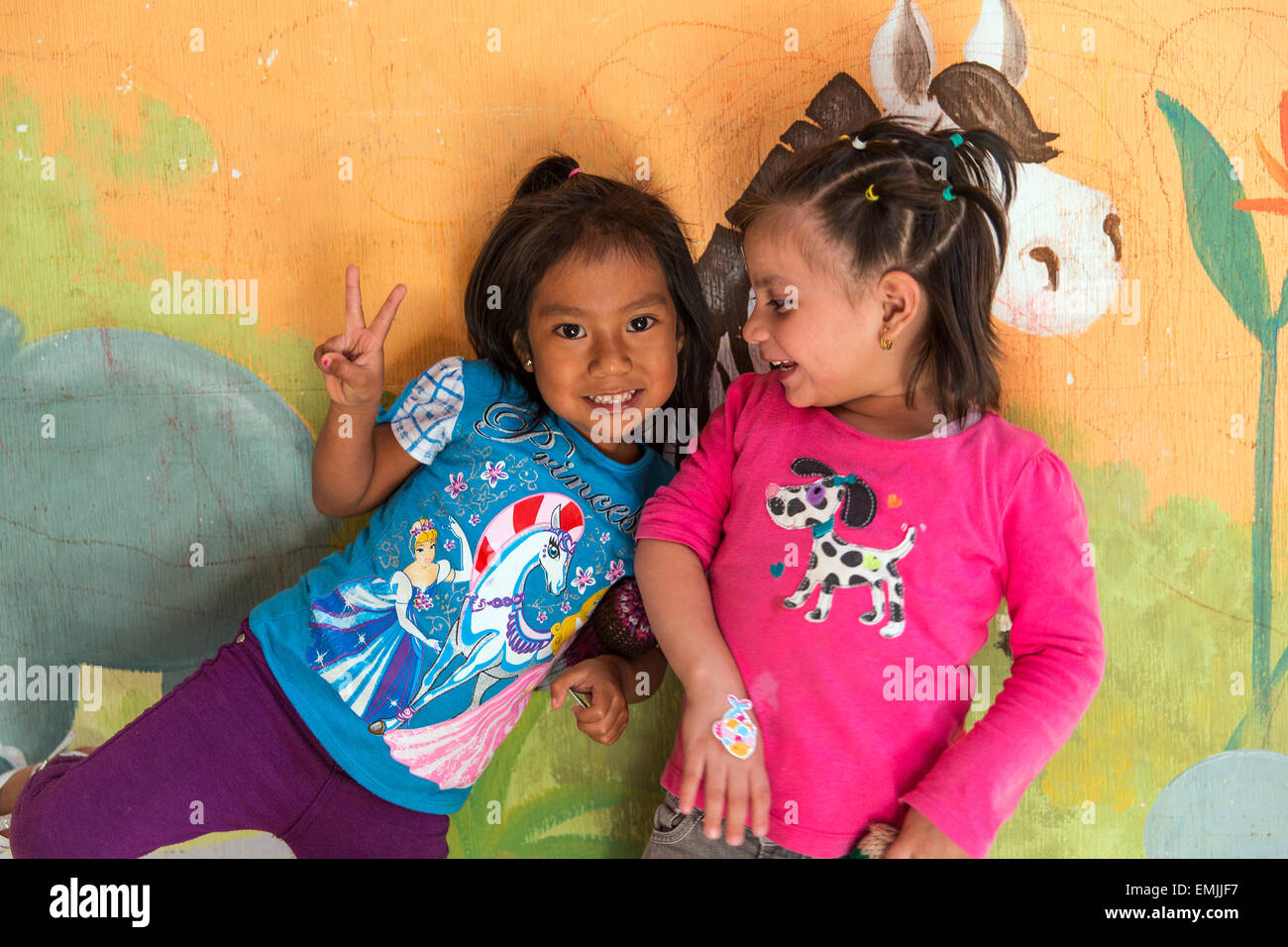 Guatemala, Porträt von zwei kleinen Kindern in einem Nutrition Center erholt sich von Mangelernährung Stockfoto