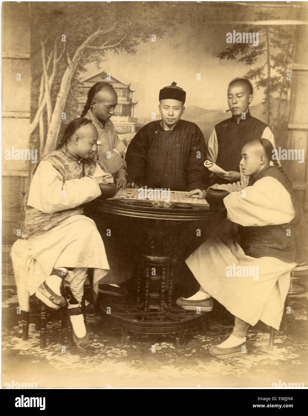 Chinesische Männer spielen Brettspiel, Shanghai, China, Eiweiss zu drucken, um 1880 Stockfoto