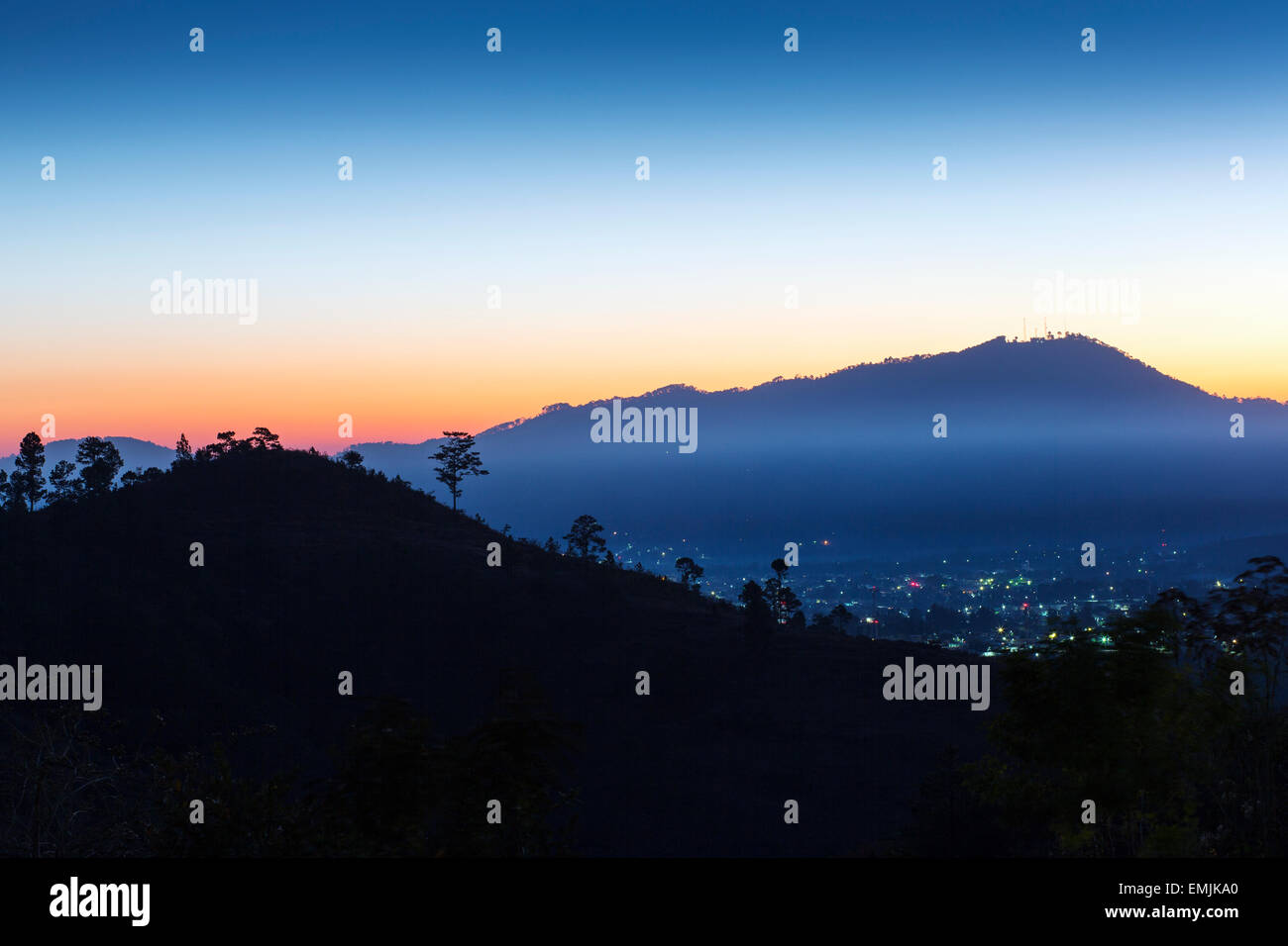 Guatemala, Jalapa, Dämmerung, Nebel im Tal über der Stadt Jalapa Stockfoto