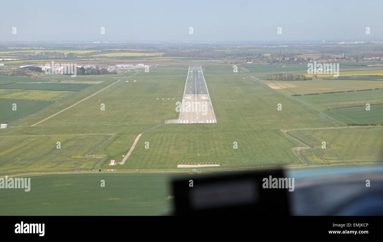 eine Luftaufnahme, kommen ins Land in ein Leichtflugzeug Cessna 150, auf der Piste 02 am Flughafen Humberside, Großbritannien Stockfoto