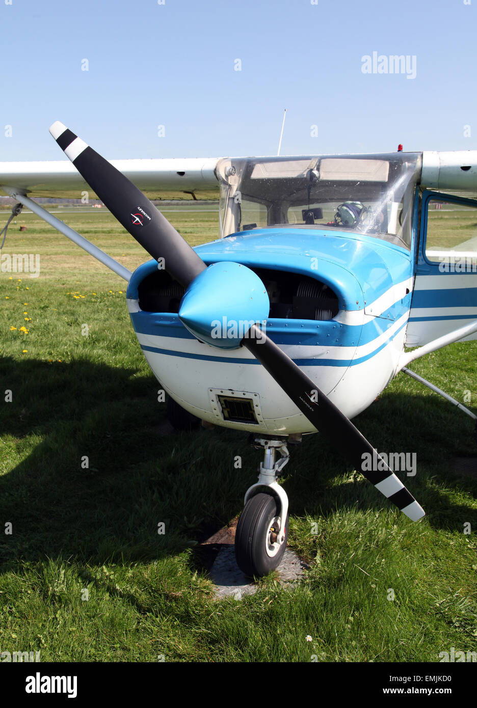 vorne ein Leichtflugzeug Cessna 150 geparkt auf Rasen auf einem Flugplatz Stockfoto