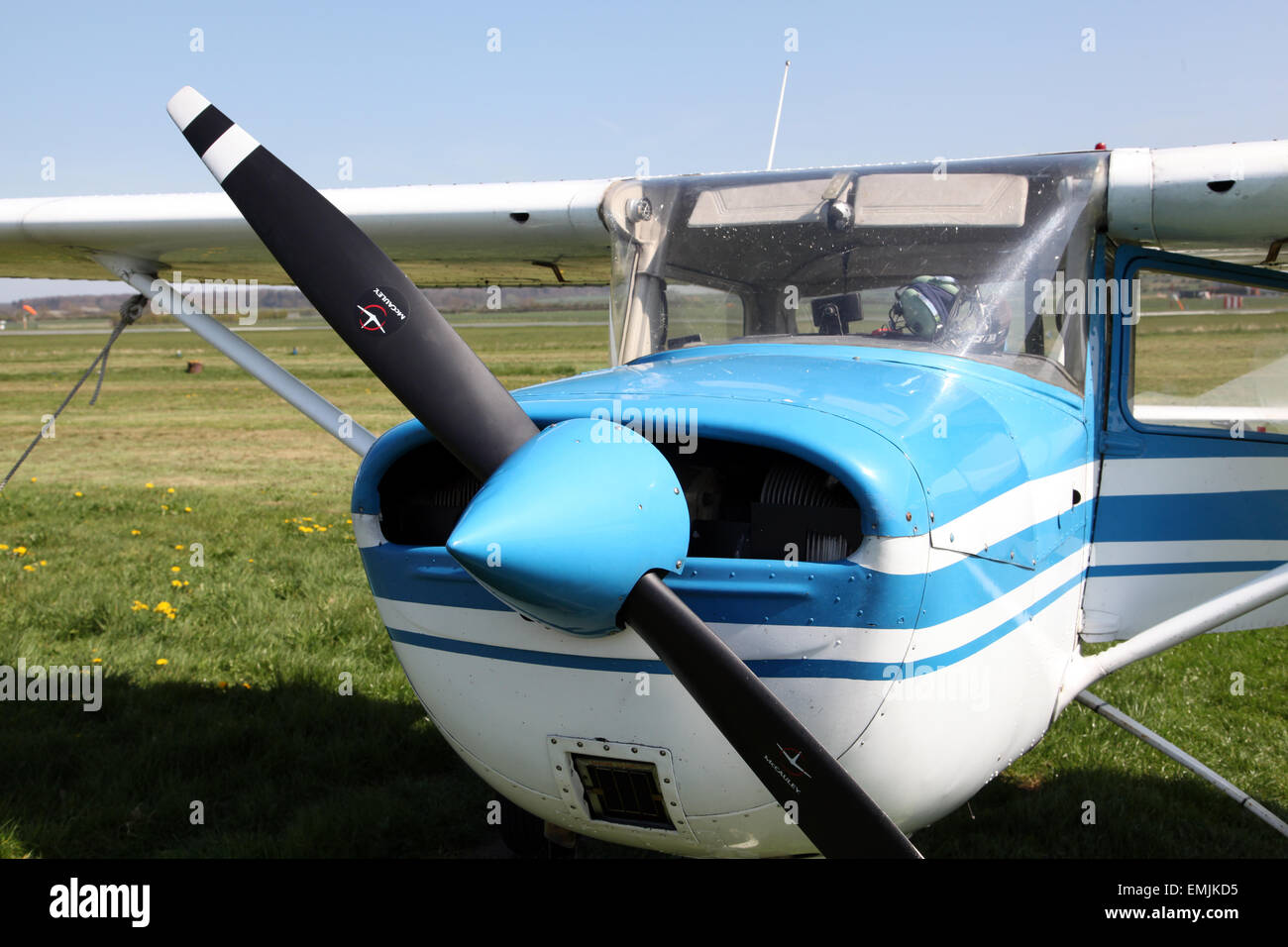 vorne ein Leichtflugzeug Cessna 150 geparkt auf Rasen auf einem Flugplatz Stockfoto