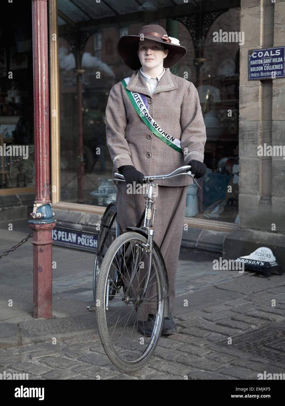 Dame gekleidet wie eine Frauenrechtlerin während einer Re-Enactment-Veranstaltung zeigt Aspekte des Lebens im frühen 20. Jahrhundert England. Stockfoto