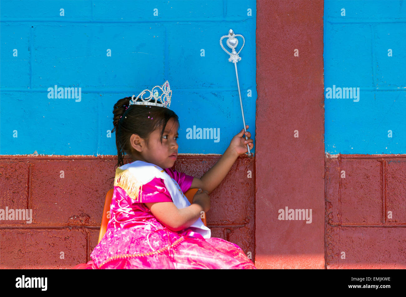Guatemala, Jalapa, junges Mädchen gekleidet für den Karneval als eine Prinzessin Stockfoto