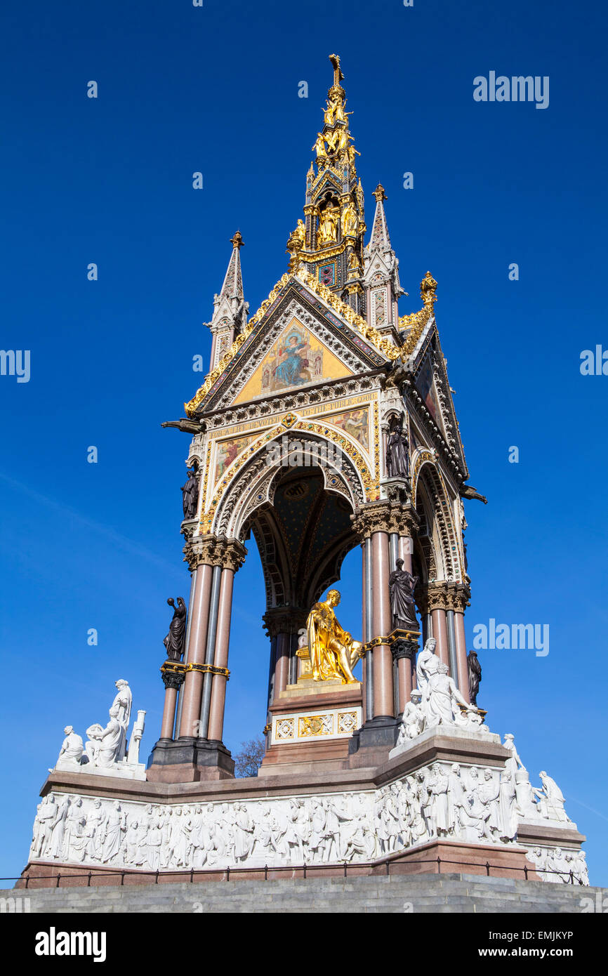 Ein Blick auf das herrliche Albert Memorial in Kensington Gardens, London. Stockfoto