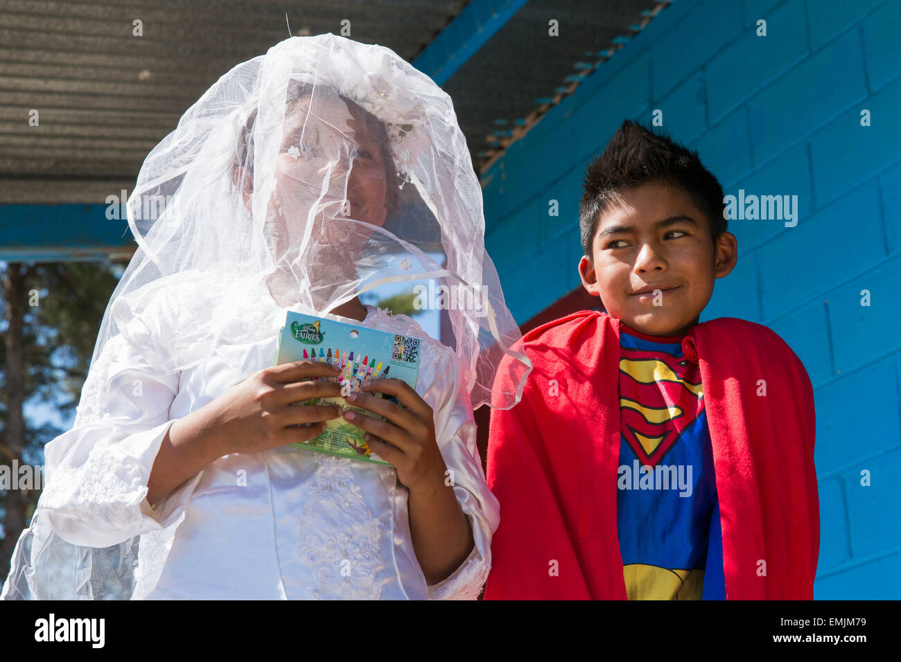Zwei Schulkinder in Guatemala, Jalapa, gekleidet im Kostüm für Karneval Stockfoto