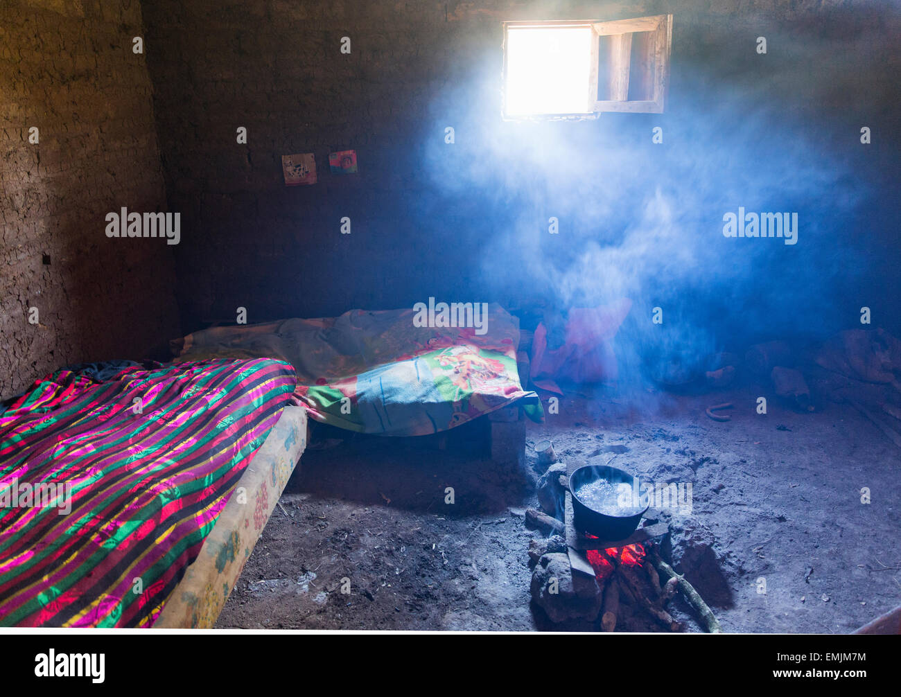 Guatemala, Jalapa, Adobe nach Hause, verrauchten Raum mit schlechter Belüftung und Feuerstelle zum Heizen und kochen Stockfoto