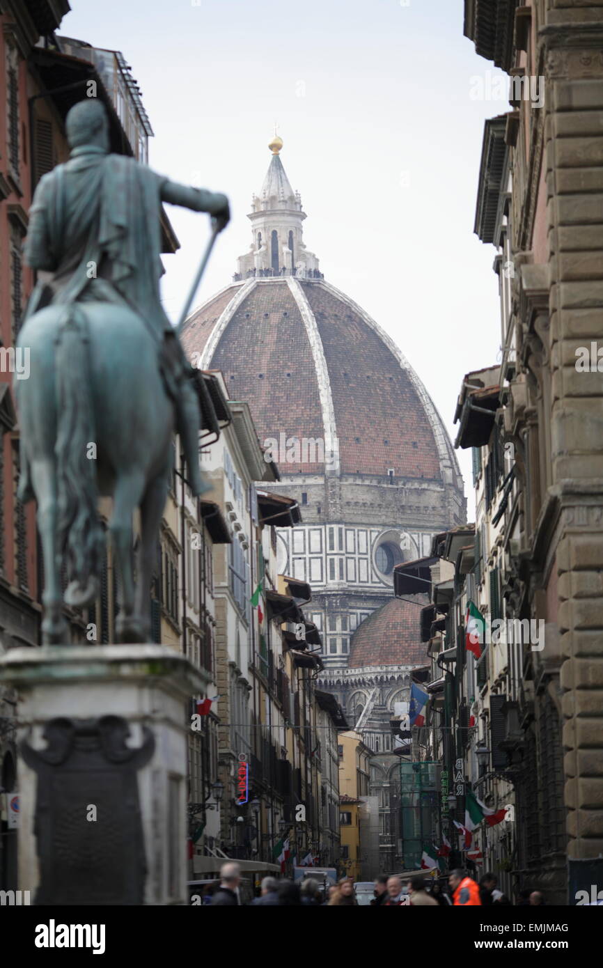 Giambolognas Statue von l Cosimo de Medici mit Kathedrale im Hintergrund, Florenz, Italien Stockfoto