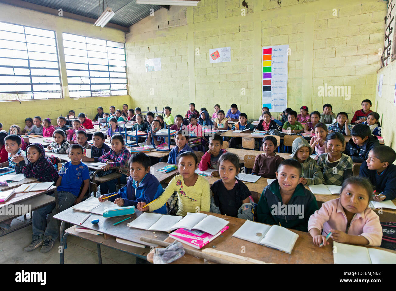 Guatemala, Jalapa, kleine Schulkinder drängten sich in ein Klassenzimmer. Gebäude mit Aschenholz Stockfoto