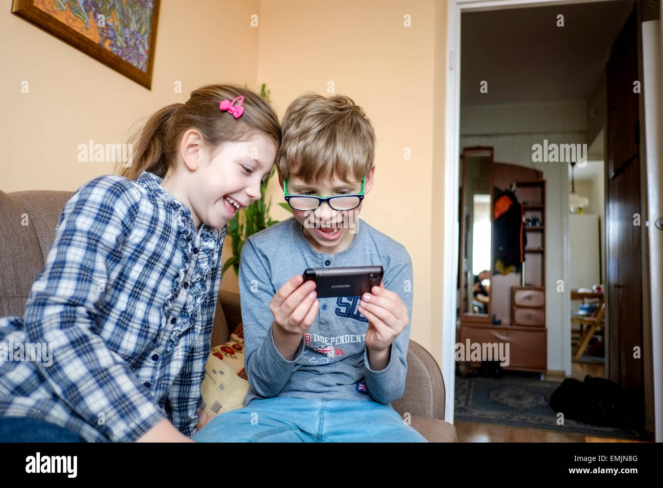 kleine Kinder Schwester Bruder Kind Kinder spielen Handy Telefon glücklich Stockfoto