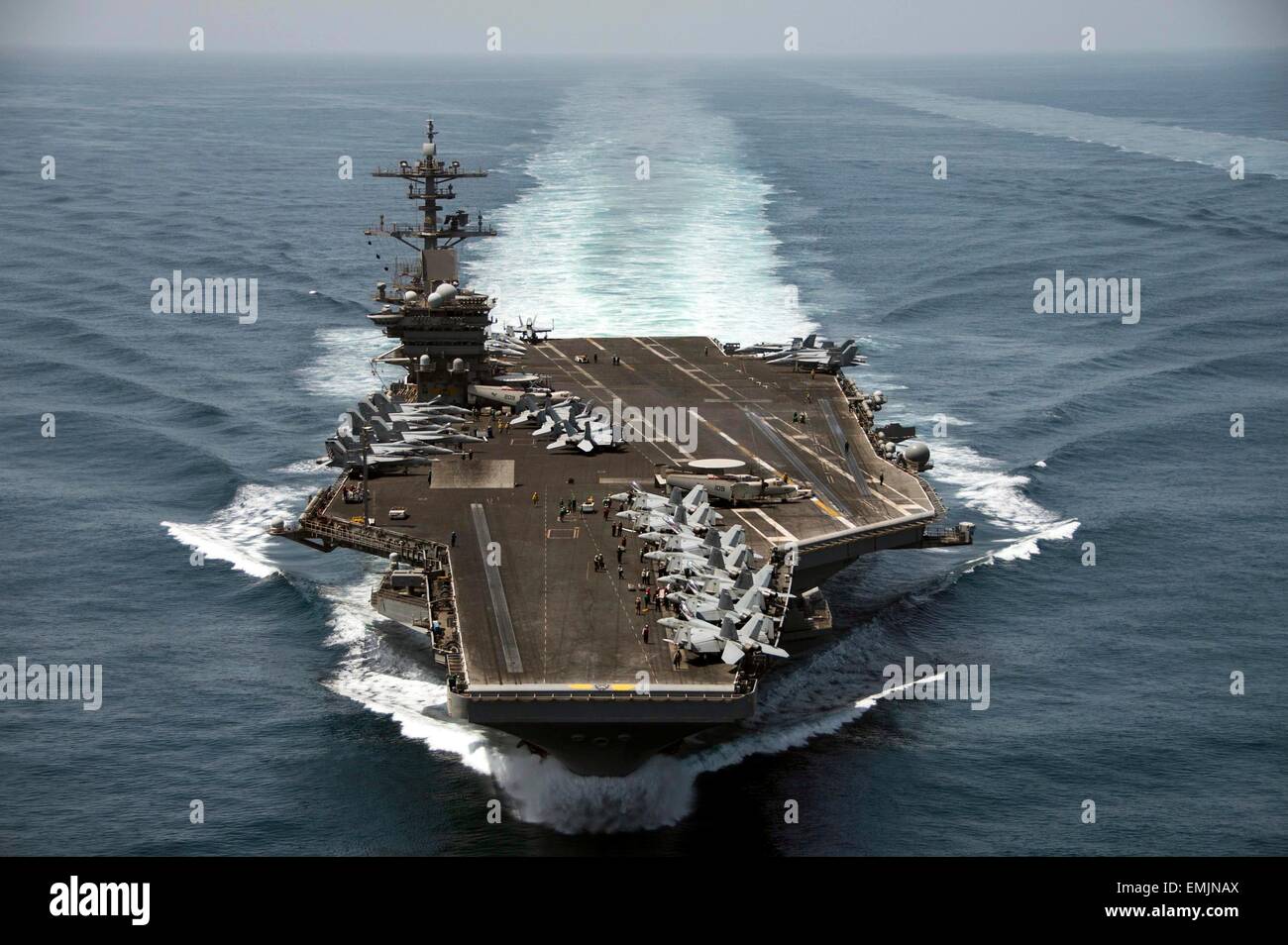 US Navy Nimitz-Klasse-Flugzeugträger USS Theodore Roosevelt während Betrieb innewohnende lösen 21. April 2015 in das Arabische Meer. Die Roosevelt wurde aus Jemen geöffnet Schifffahrtswege während des Bürgerkrieges bewirken das Land versichern positioniert. Stockfoto