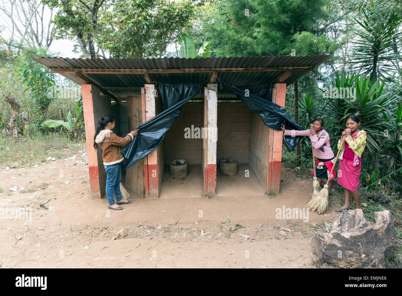 Guatemala, Jalapa, Schülerinnen und Schüler eine Outdoor-Latrine anzeigen Stockfoto