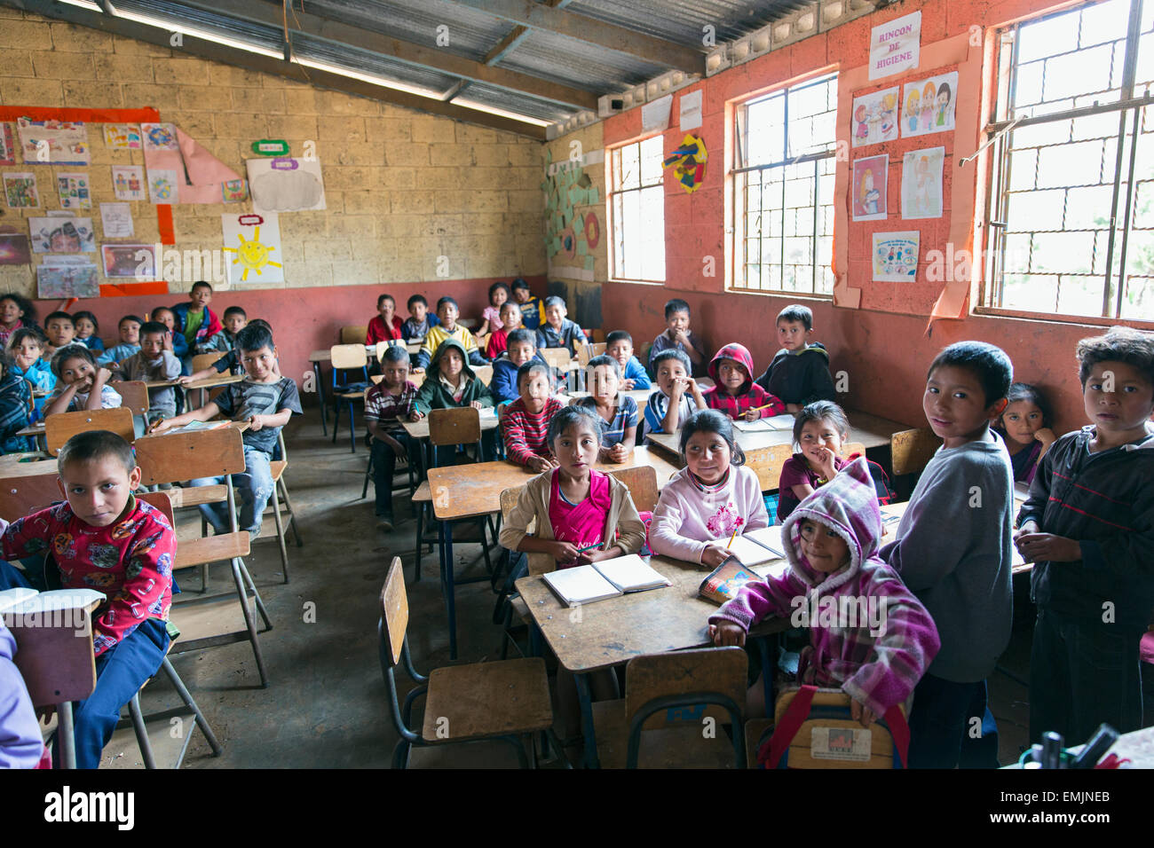 Guatemala, Jalapa, Schülerinnen und Schüler in einem Klassenzimmer überfüllt Stockfoto