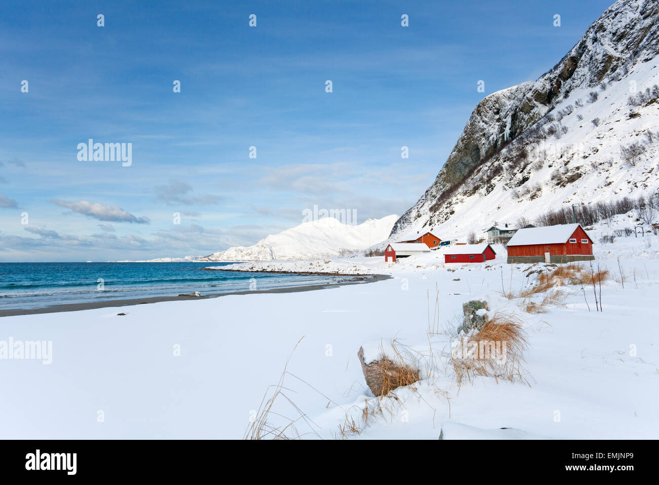 Norwegische Winterlandschaft: schöne Bucht von Grotfjord, Tromsø Stockfoto