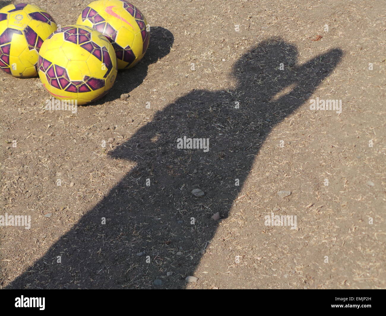 Manila, Philippinen. 14. April 2015. Die philippinische Marinekorps brachte etwa 200 Kinder von Palawan, Misamis Oriental, Sultan Kudarat, Sulu, Tawi-Tawi, Basilan und Zamboanga City, Manila, das jährliche "Football for Peace"-Festival, ein sportliches Ereignis teilzunehmen, die hofft, Feilen und Polieren der fußballerischen Fähigkeiten von Kindern aus Krisengebieten und wecken in ihnen die Werte Disziplin, Fairness, Teamwork und Kameradschaft. © Sherbien Dacalanio/Pacific Press/Alamy Live-Nachrichten Stockfoto