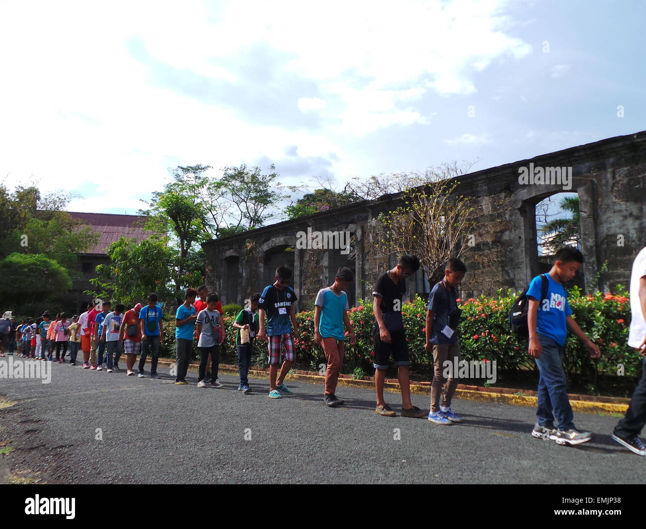 Manila, Philippinen. 19. April 2015. Kind-Teilnehmer der "Football for Peace" besucht historische Fort Santiago in Intramuros, Manila, wo philippinische Nationalheld, Dr. Jose P. Rizal gefangen gehalten wurde. Fußball für den Frieden ist ein sportliches Ereignis, das hofft, Feilen und Polieren der fußballerischen Fähigkeiten von Kindern aus Krisengebieten in Mindanao und Palawan und wecken in ihnen die Werte Disziplin, Fairness, Teamwork und Kameradschaft. © Sherbien Dacalanio/Pacific Press/Alamy Live-Nachrichten Stockfoto