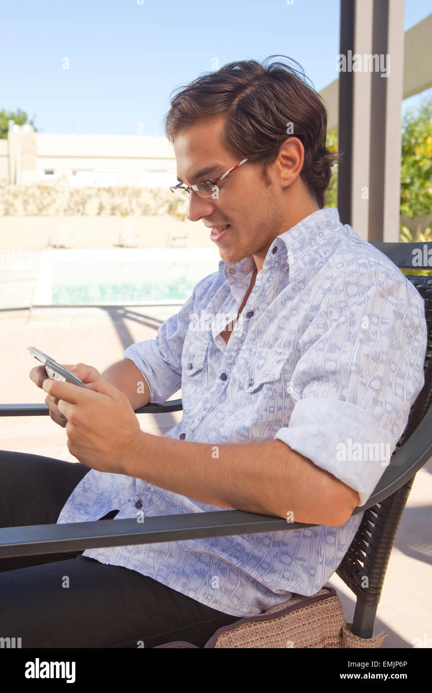 Junges Büro Mann spricht auf Smartphone Stockfoto