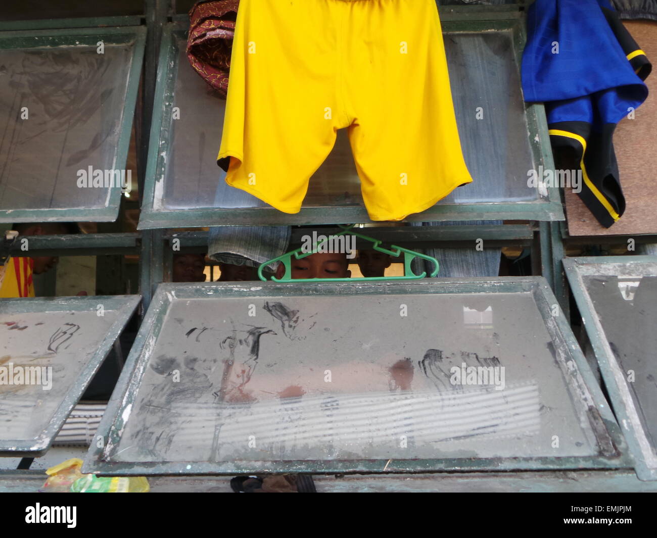 Manila, Philippinen. 14. April 2015. Die philippinische Marinekorps brachte etwa 200 Kinder von Palawan, Misamis Oriental, Sultan Kudarat, Sulu, Tawi-Tawi, Basilan und Zamboanga City, Manila, das jährliche "Football for Peace"-Festival, ein sportliches Ereignis teilzunehmen, die hofft, Feilen und Polieren der fußballerischen Fähigkeiten von Kindern aus Krisengebieten und wecken in ihnen die Werte Disziplin, Fairness, Teamwork und Kameradschaft. © Sherbien Dacalanio/Pacific Press/Alamy Live-Nachrichten Stockfoto