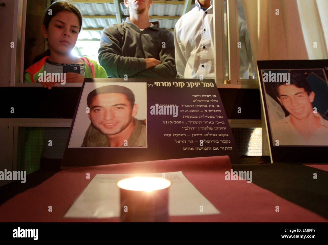 (150421)--JERUSALEM, 21. April 2015 (Xinhua)--eine Kerze leuchtet für einen gefallenen israelischen Soldaten während einer Zeremonie im Kibbuz Beerot Itzhak in der Nähe von Tel Aviv, Israel, 21. April 2015. Heulen Sirenen Dienstagabend sahen Millionen Israelis einen Moment der Stille zu beobachten, wie die Nation Remembrance Day Veranstaltungen zu Ehren seiner 23.320 gefallenen Soldatinnen und Soldaten ins Leben gerufen. Die jährliche Zeremonie an der Klagemauer in Jerusalem war der Beginn von 24 Stunden, in denen Läden, Café und Unterhaltungen geschlossen sind. TV-Sender und Radiostationen sind ausschließlich Dokumentationen und Programme Abou Rundfunk. Stockfoto