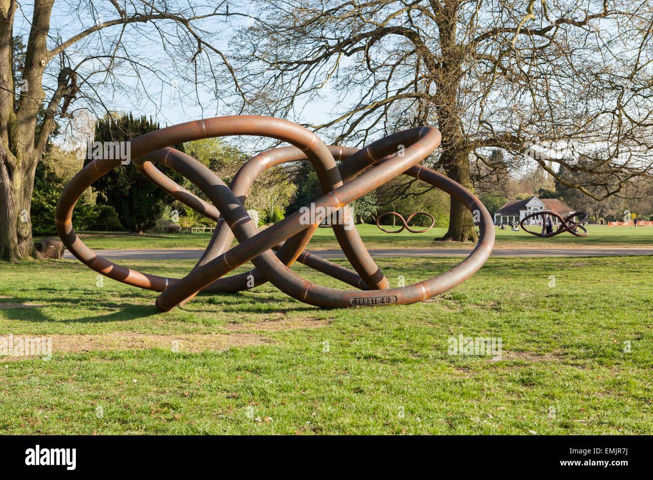 Drei ewigen Akkorde des Künstlers Conrad Shawcross wurde in Dulwich Park am 18. April 20 installiert Stockfoto