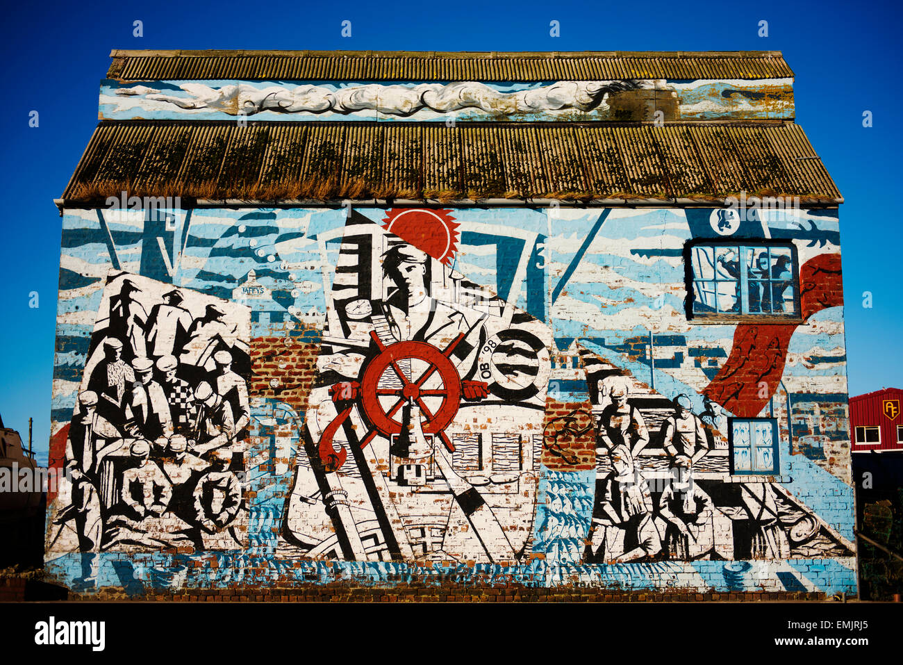 Wandbild eines Gebäudes im Bereich Hafens Mallaigs Seefahrtsgeschichte reflektieren. Stockfoto