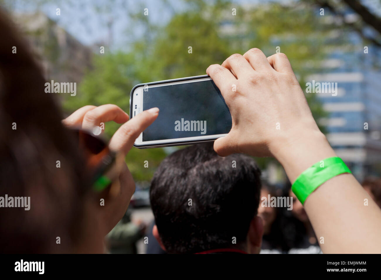 Frau nehmen Foto mit Samsung Handy - USA Stockfoto
