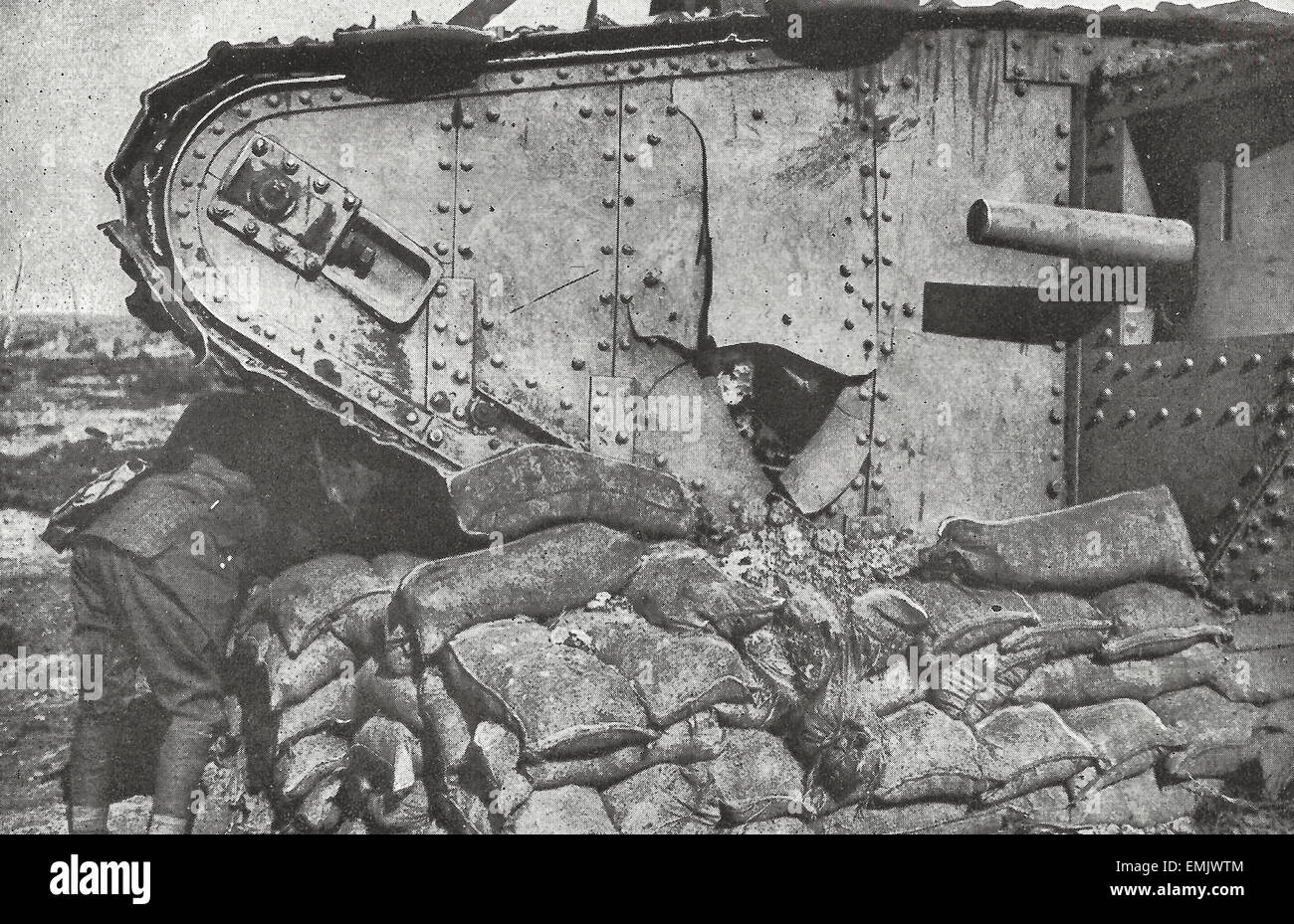 Ein verlassener Panzer verwendet als das Dach des einen Unterstand im ersten Weltkrieg Stockfoto