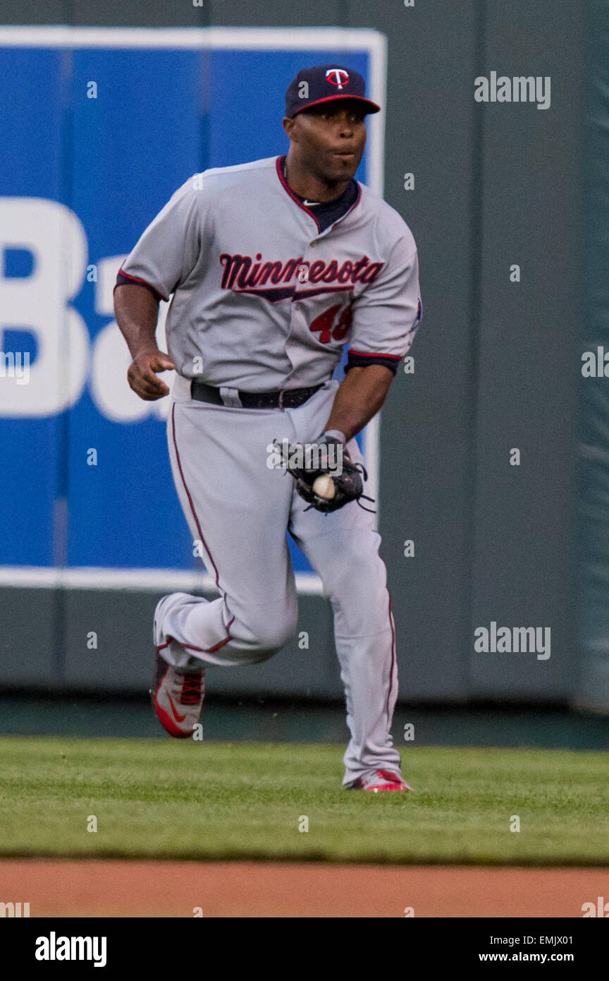 21. April 2015: Torii Hunter #48 von den Minnesota Twins macht ein Feldspieler im ersten Inning während des MLB-Spiels zwischen den Minnesota Twins und die Kansas City Royals im Kauffman Stadium in Kansas City MO greifen Stockfoto