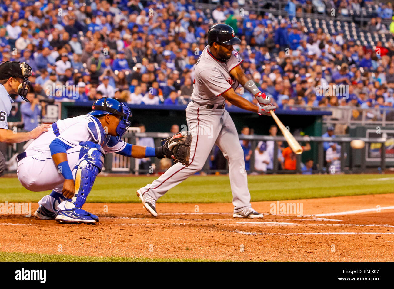 21. April 2015: Danny Santana #39 von den Minnesota Twins verbindet mit einer Steigung im vierten Inning während des MLB-Spiels zwischen den Minnesota Twins und die Kansas City Royals im Kauffman Stadium in Kansas City MO Stockfoto