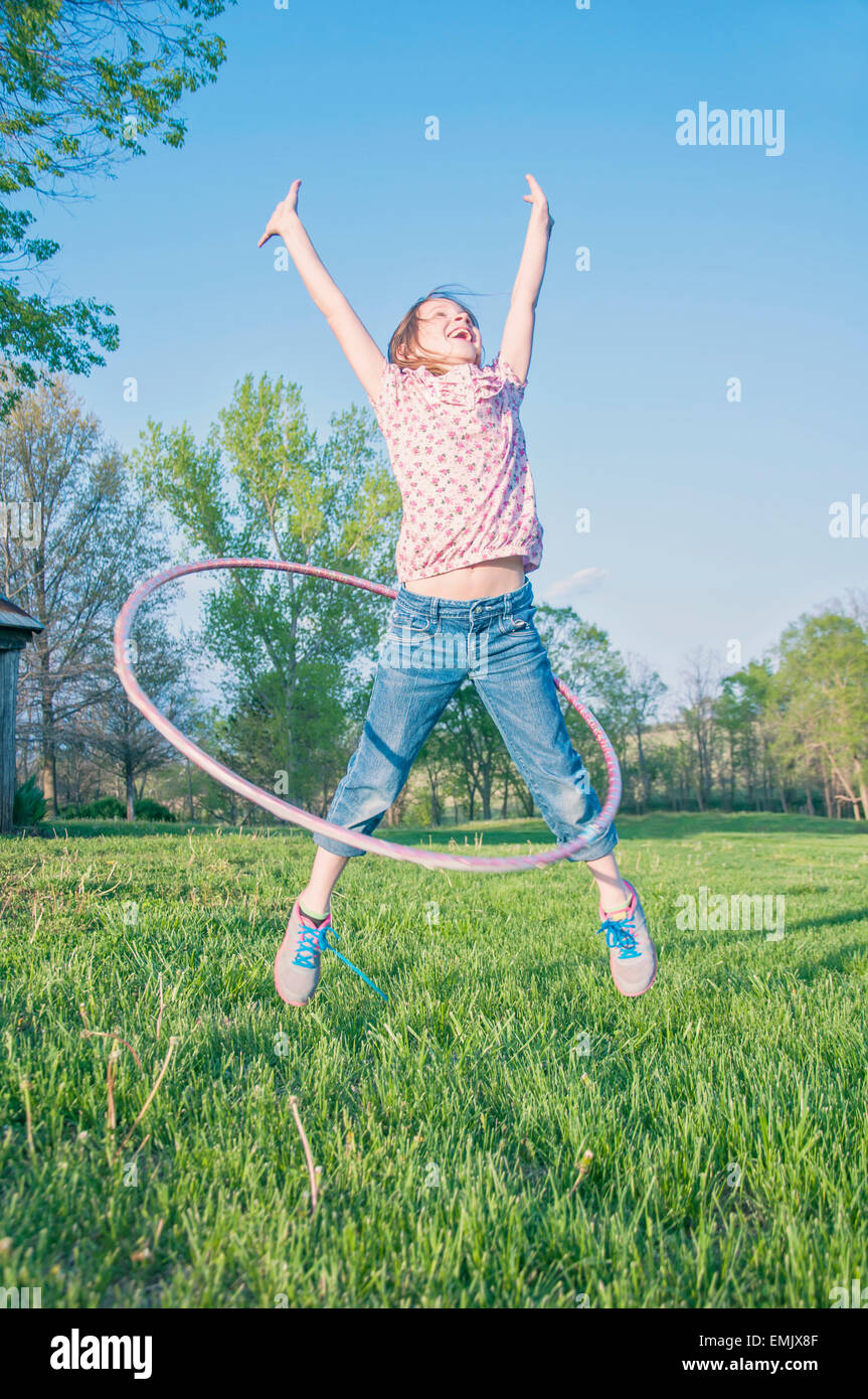 Mädchen springen mit Hula-Hoop Stockfoto